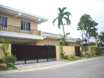 Big house for sale at BF Homes Pque